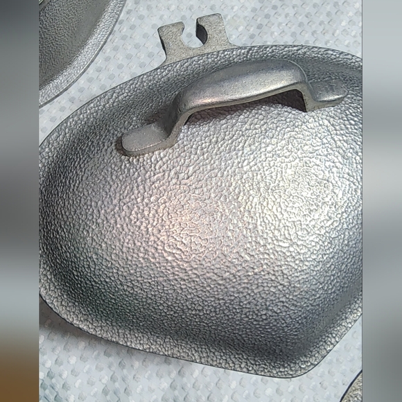 VINTAGE SILVER SEAL EUC CENTURY HAMMERED ALUMINUM TRIANGLE POT - Picture 2 of 6